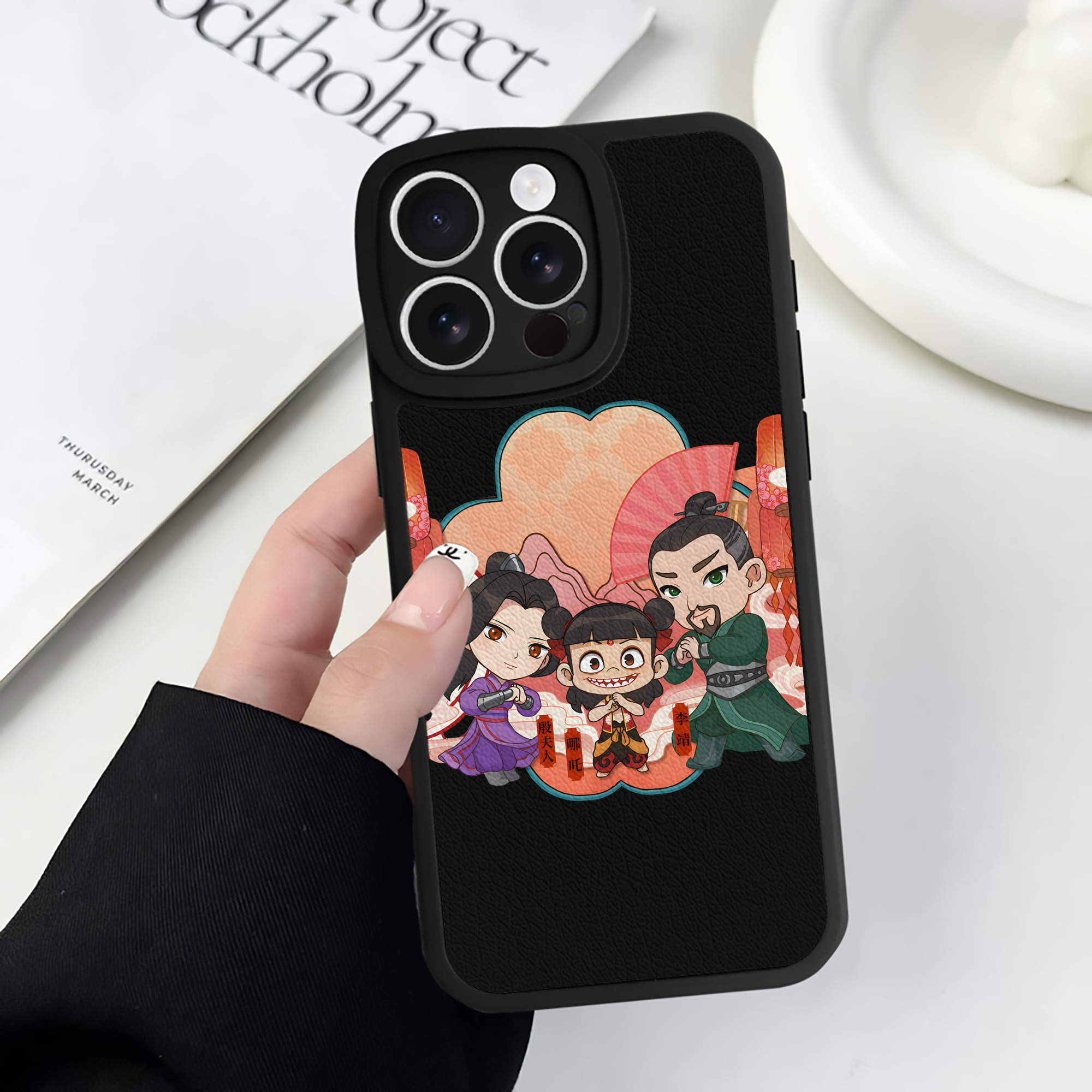 （画像用） Ne Zha 2 ナタ 魔童の大暴れ 【iPhone 16シリーズ対応】シリコンスマホケース（レザー調） 材質：シリコン
